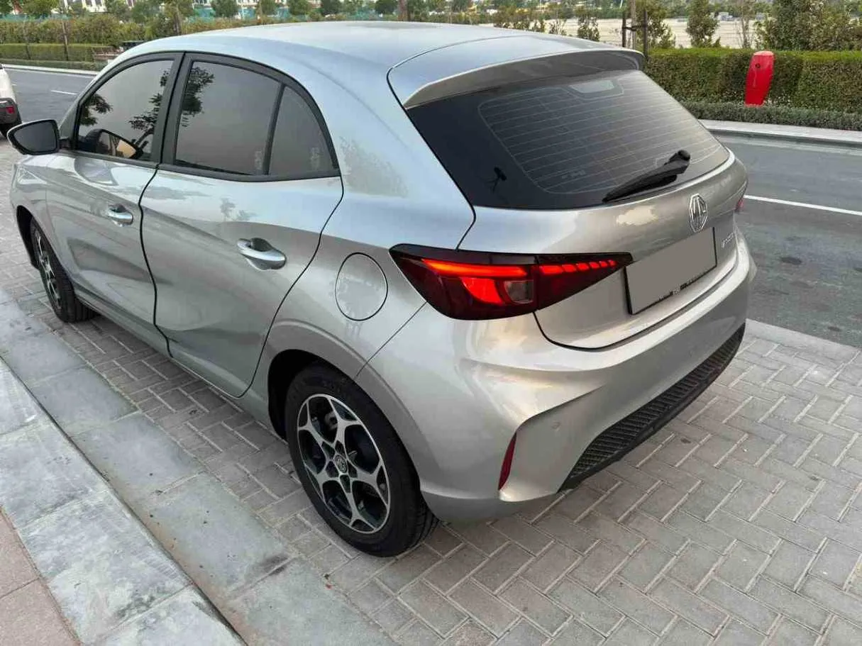 Car image 4