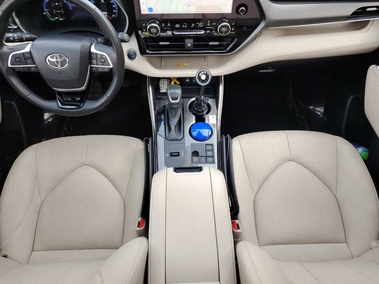 Car image 19