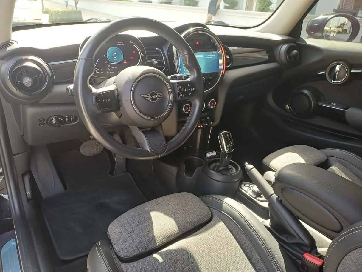 Car image 11