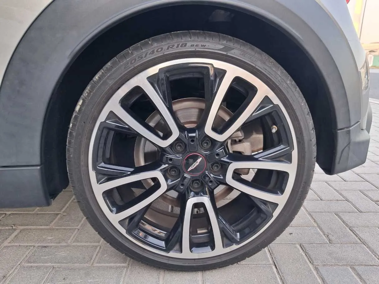 Car image 9