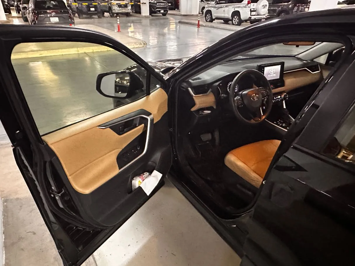 Car image 10