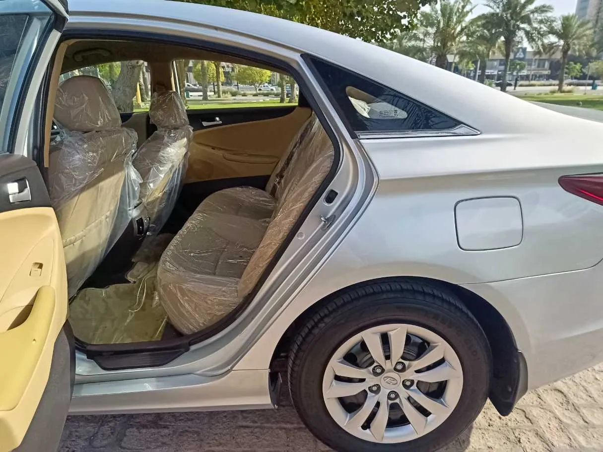 Car image 14