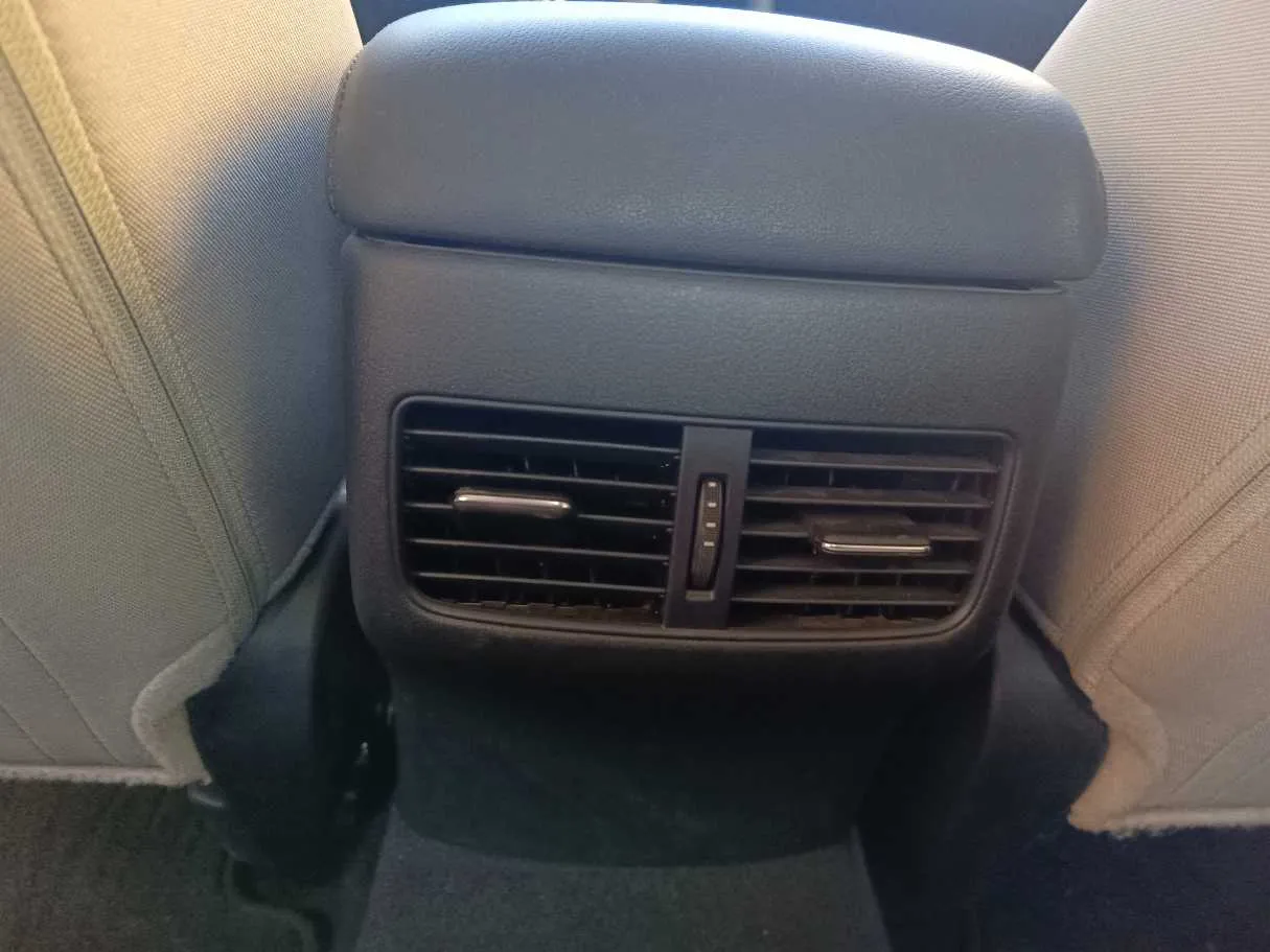 Car image 27