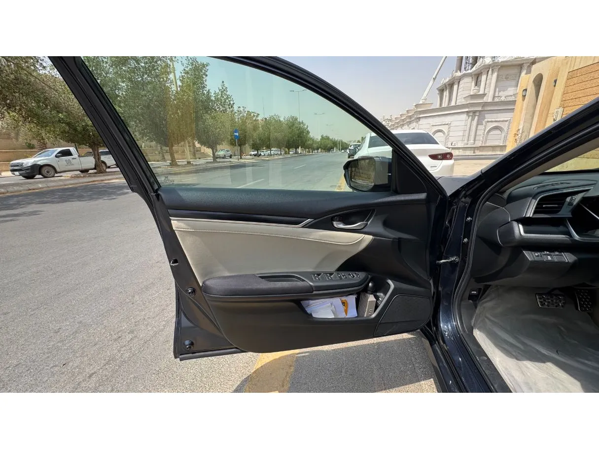 Car image 9