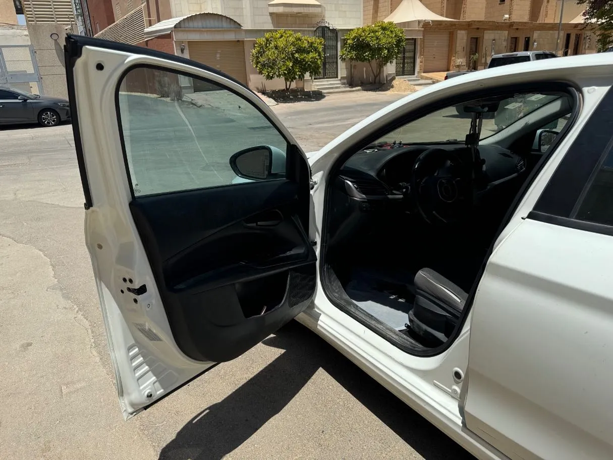 Car image 10