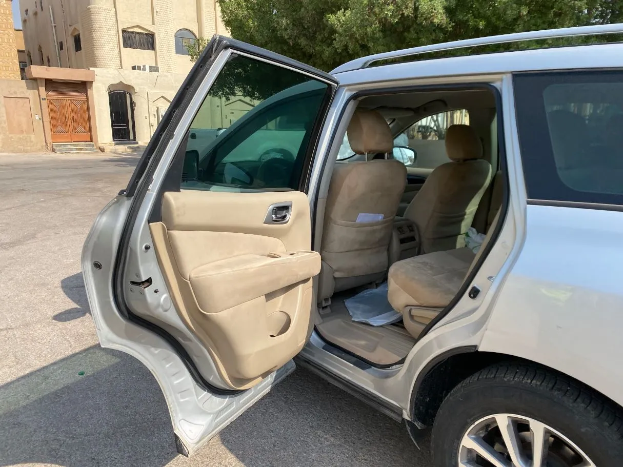 Car image 12