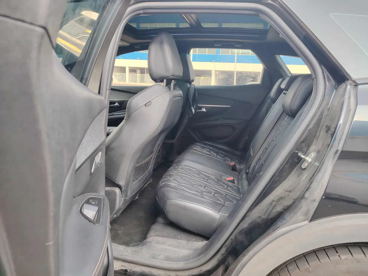 Car image 14