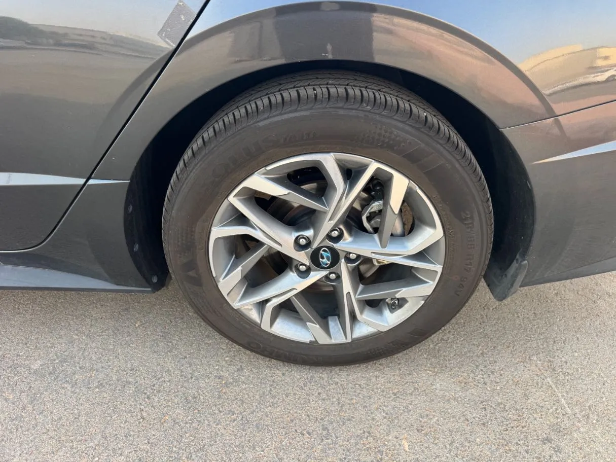 Car image 9