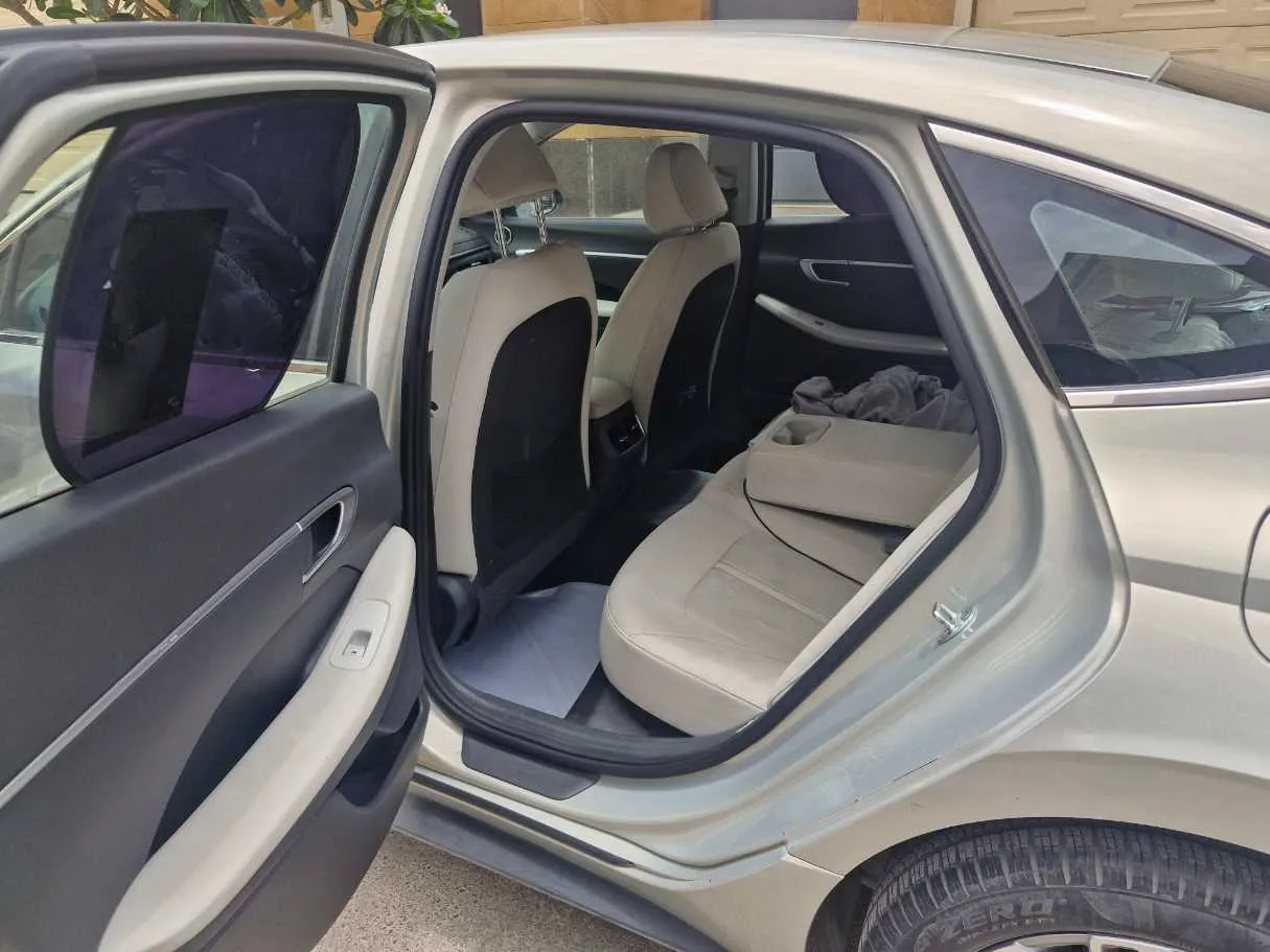 Car image 12