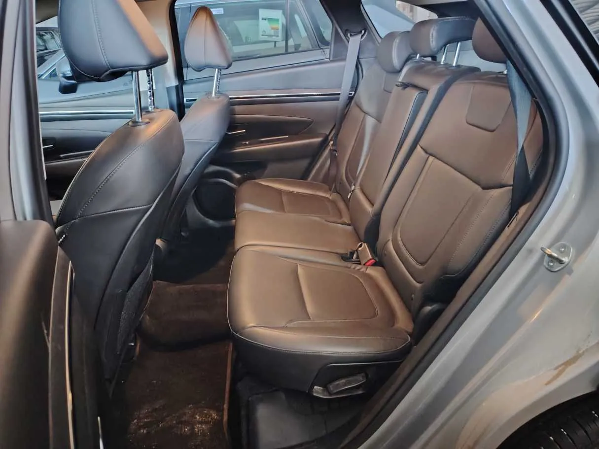 Car image 16