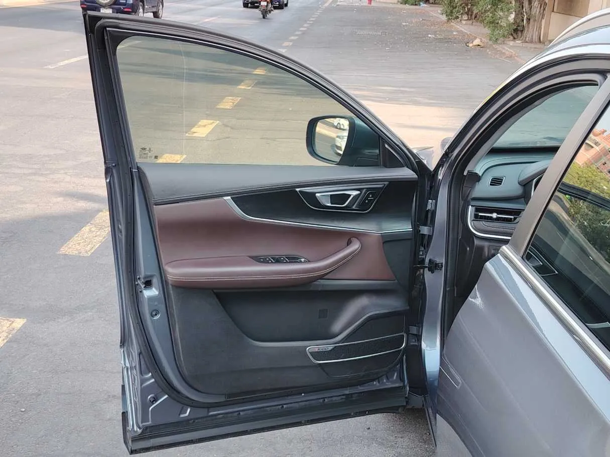 Car image 10