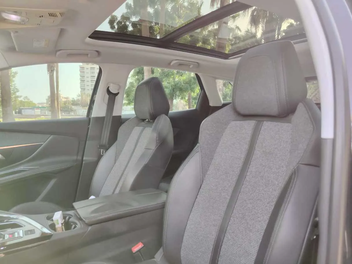 Car image 14