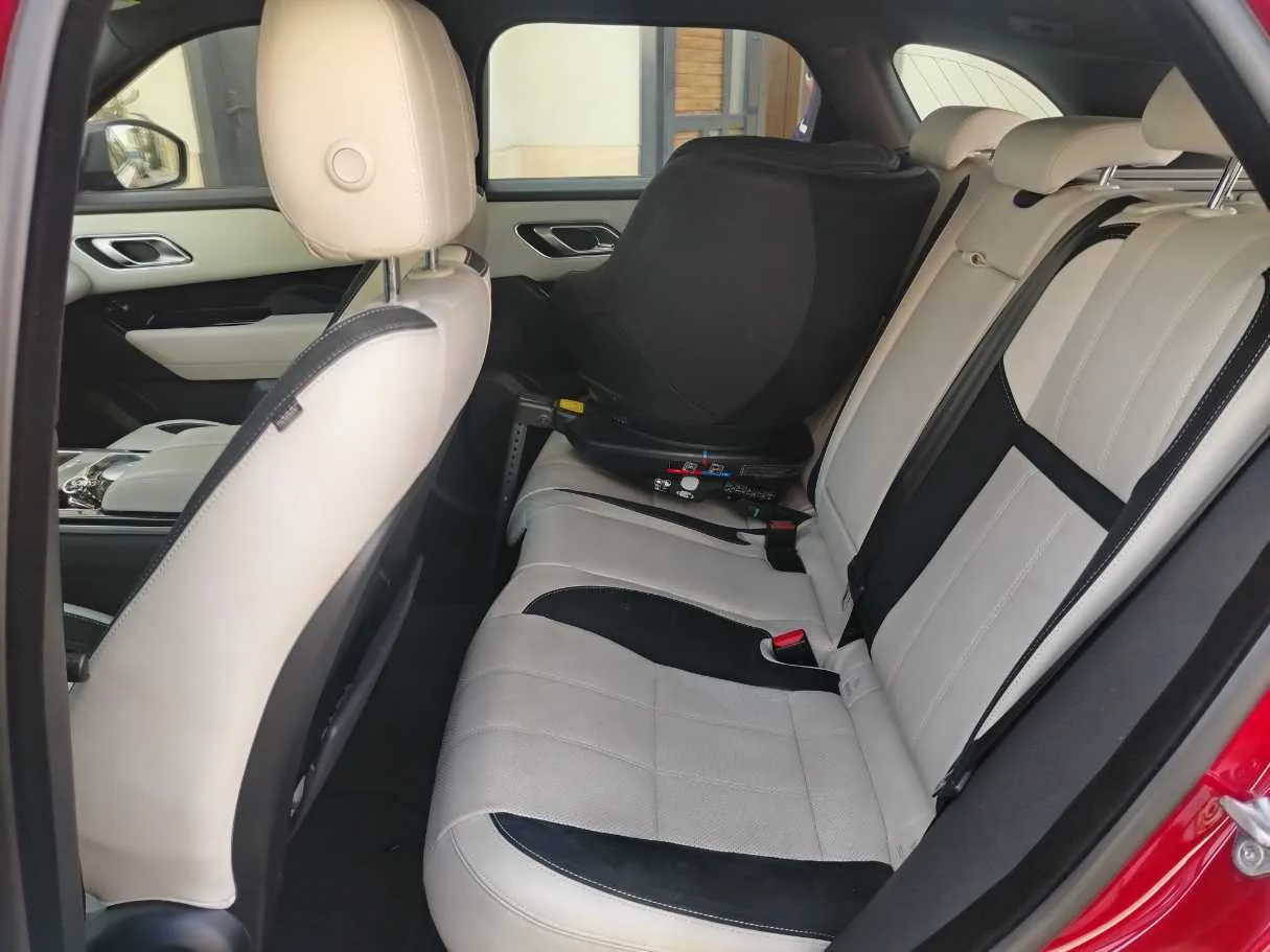 Car image 19