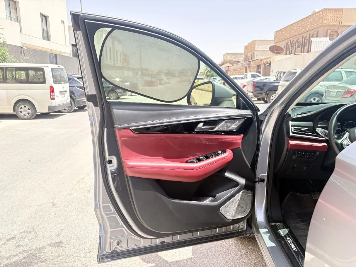 Car image 10
