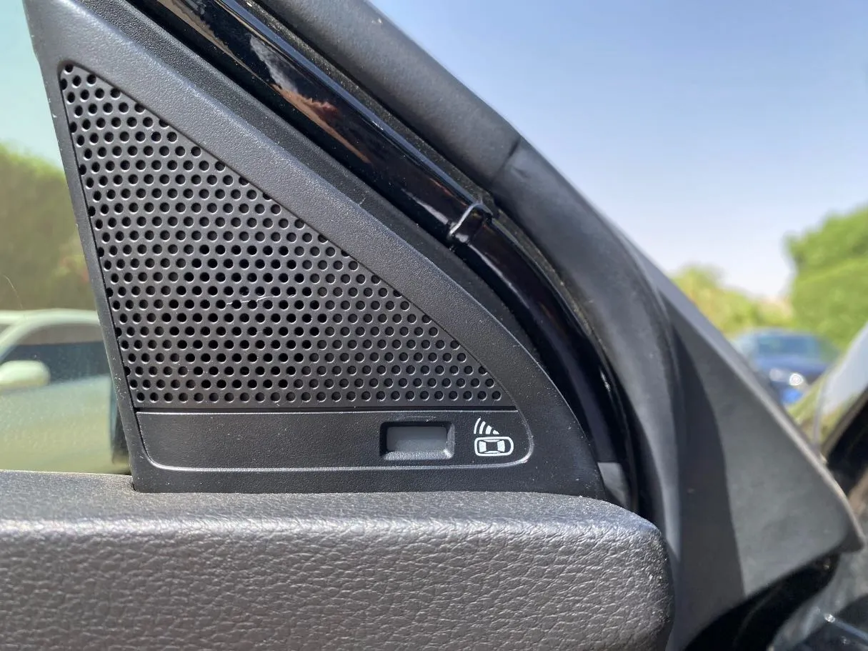 Car image 26