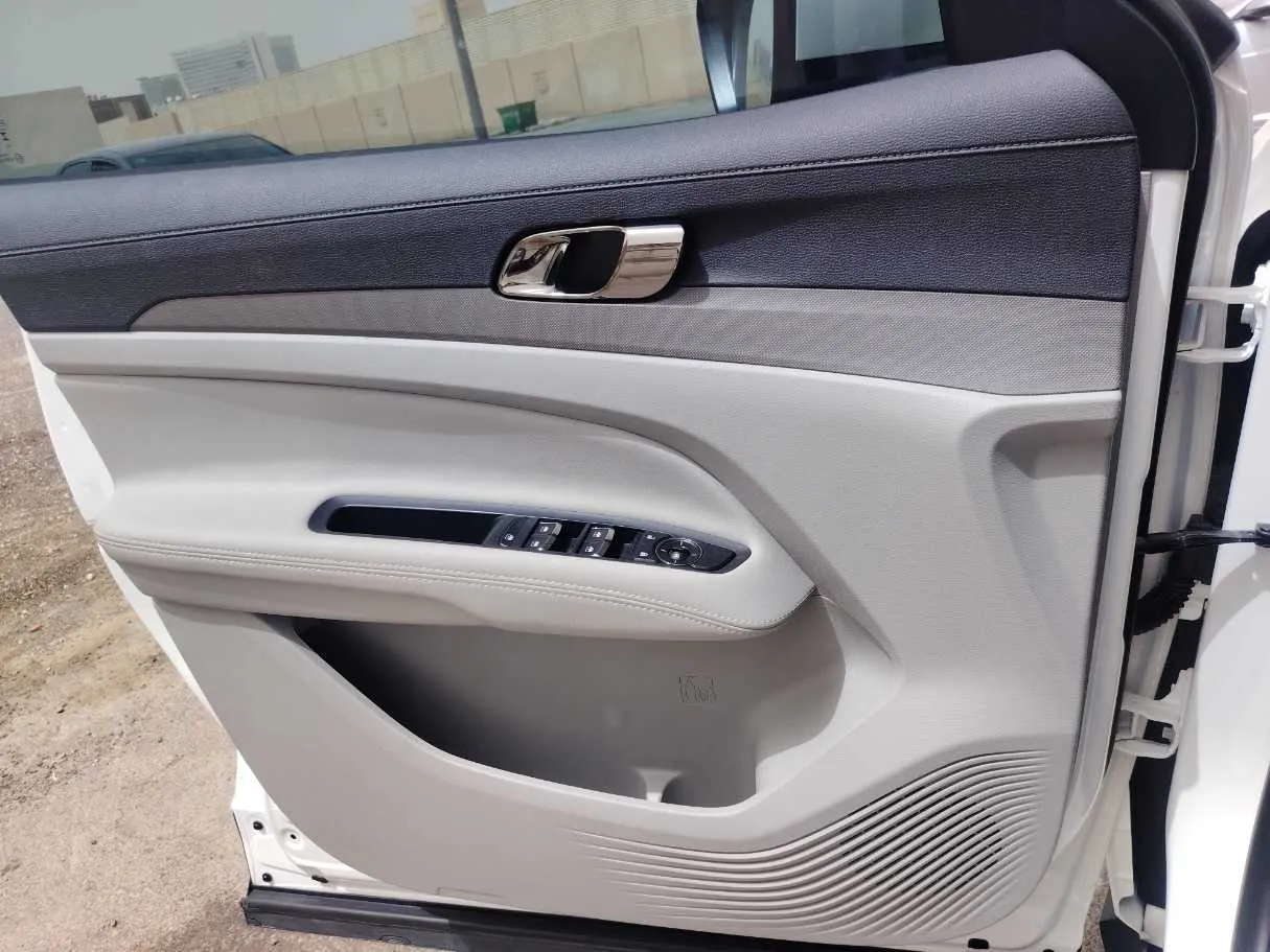 Car image 30