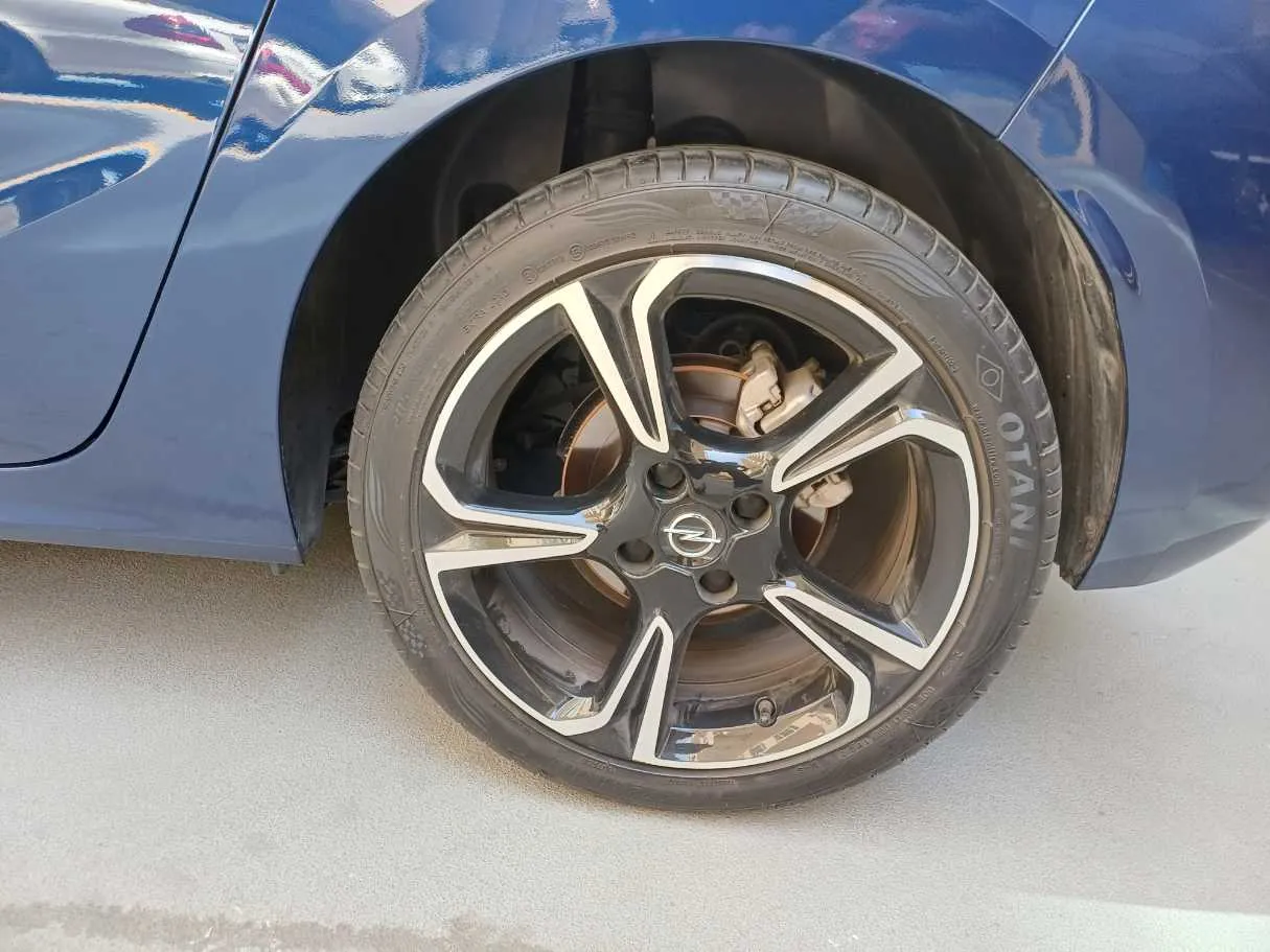 Car image 9