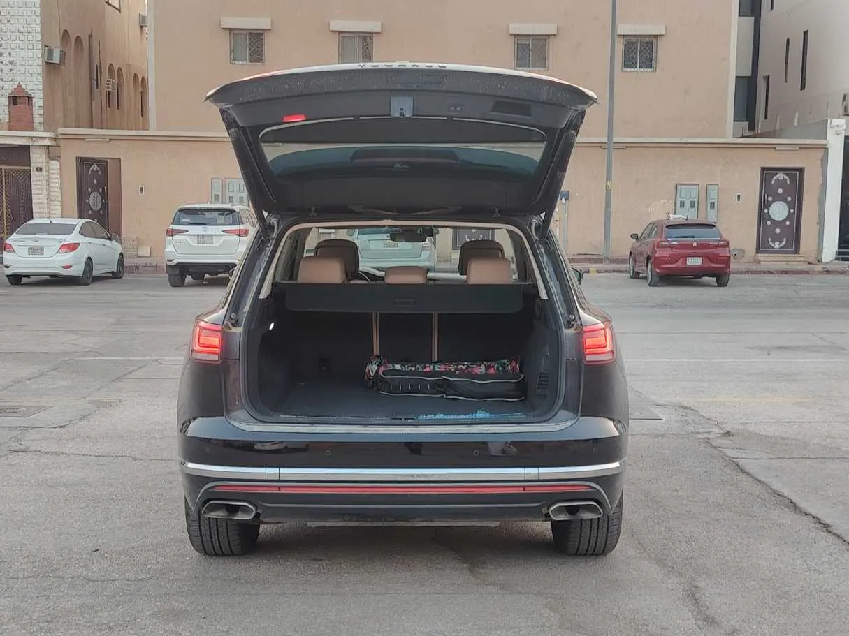 Car image 25