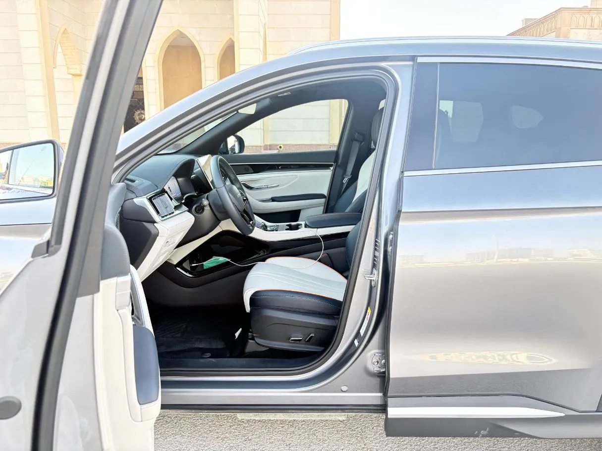 Car image 12