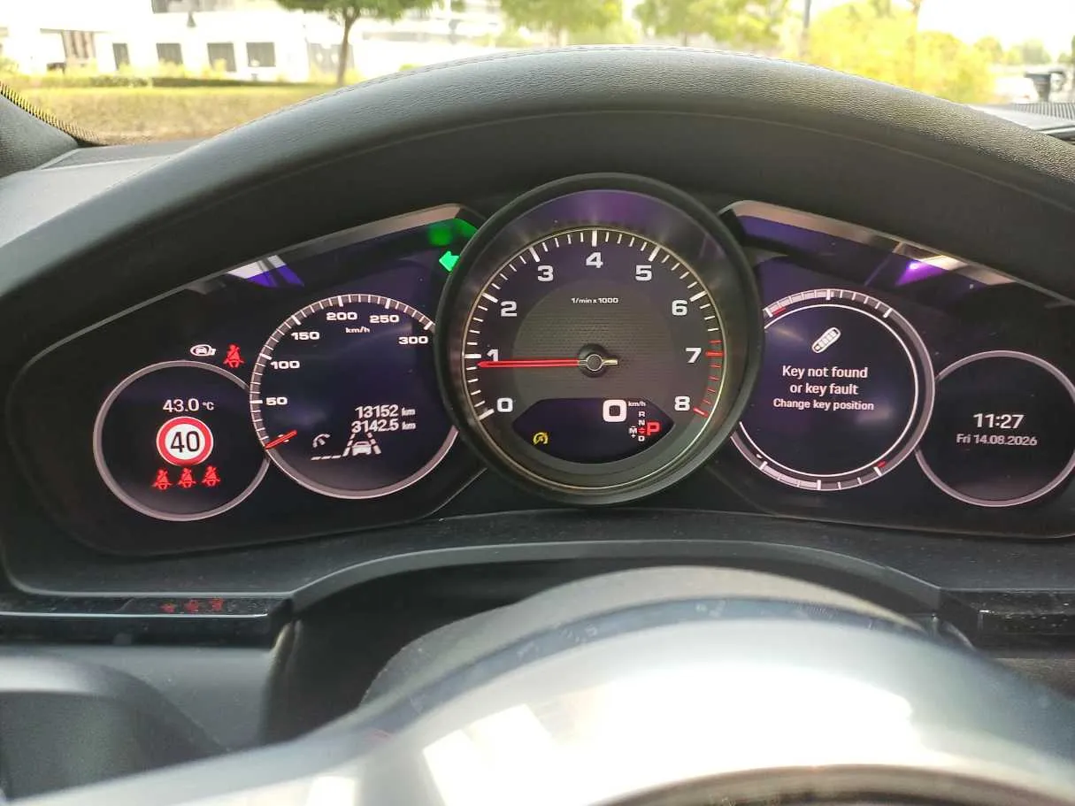 Car image 19