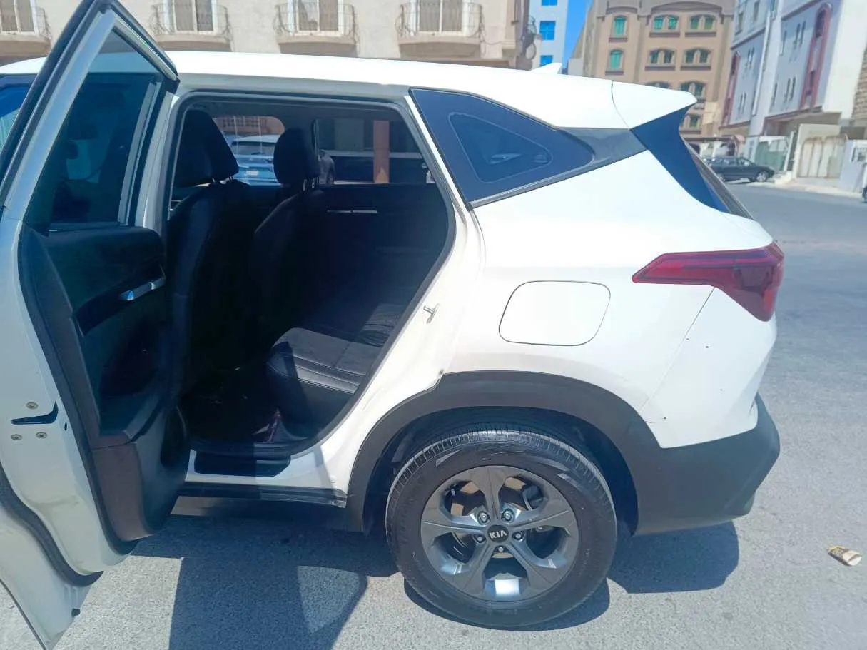 Car image 16