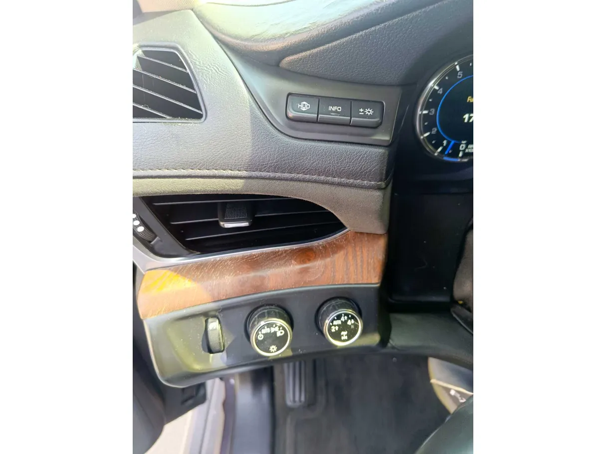 Car image 30