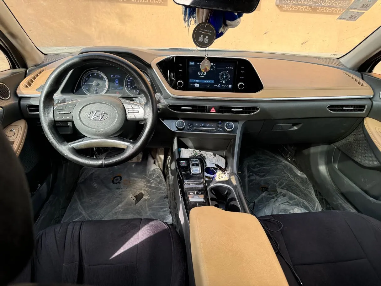 Car image 14