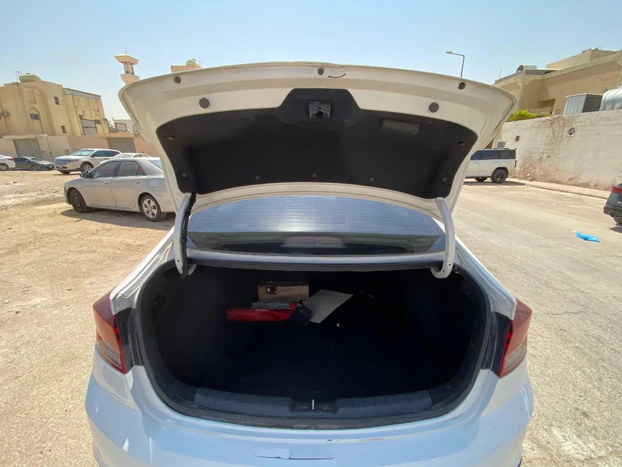 Car image 18