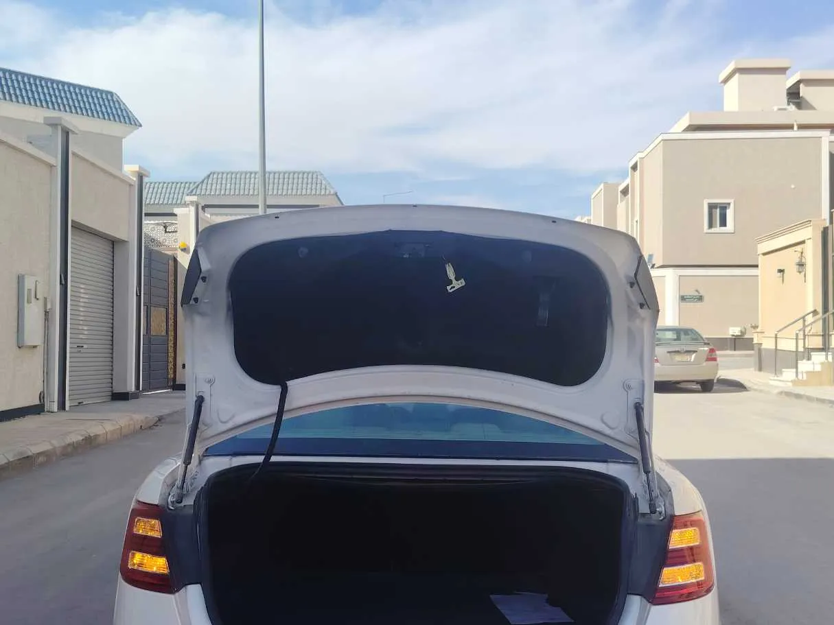Car image 25