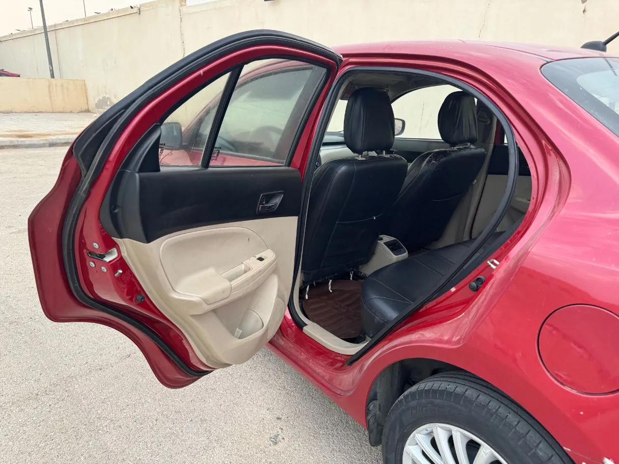 Car image 14