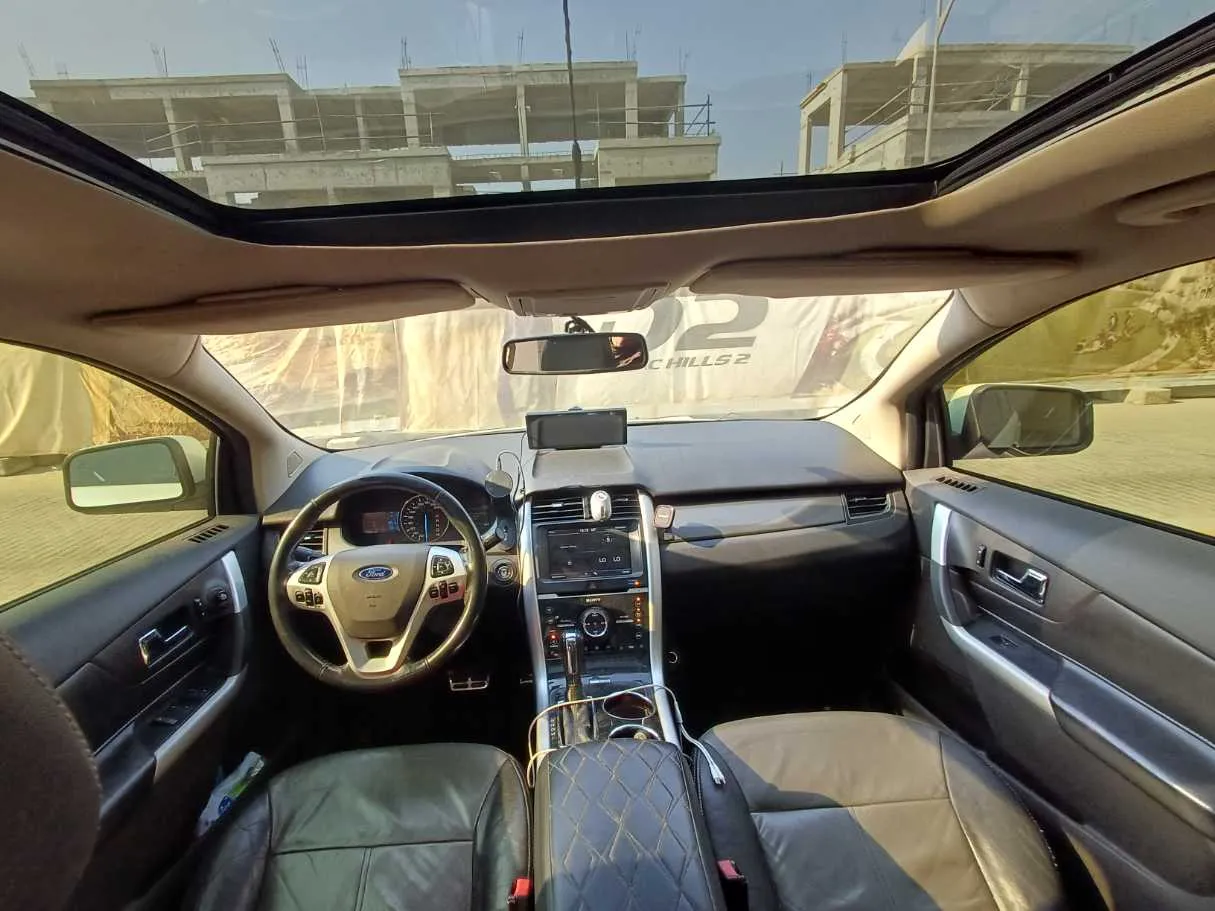 Car image 14
