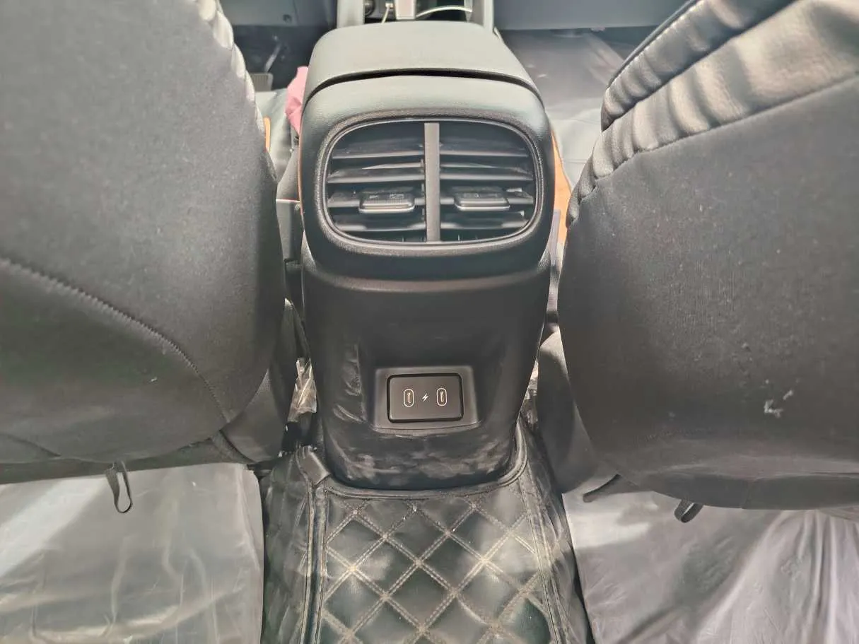 Car image 28