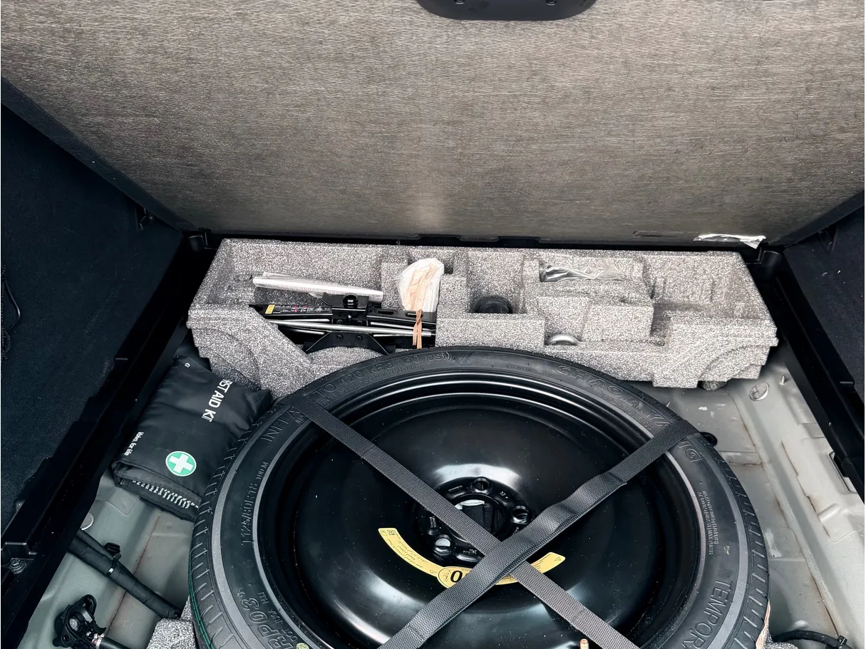 Car image 14
