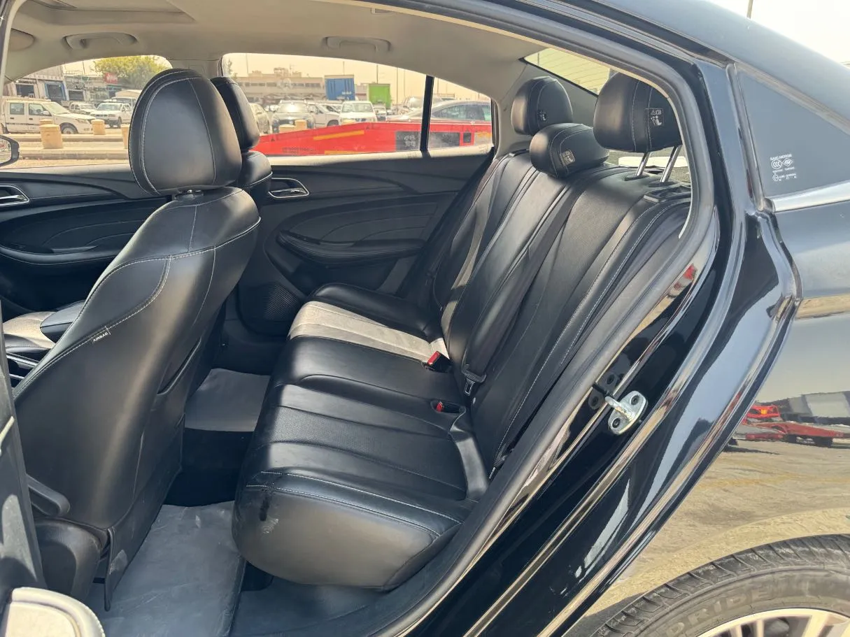 Car image 14