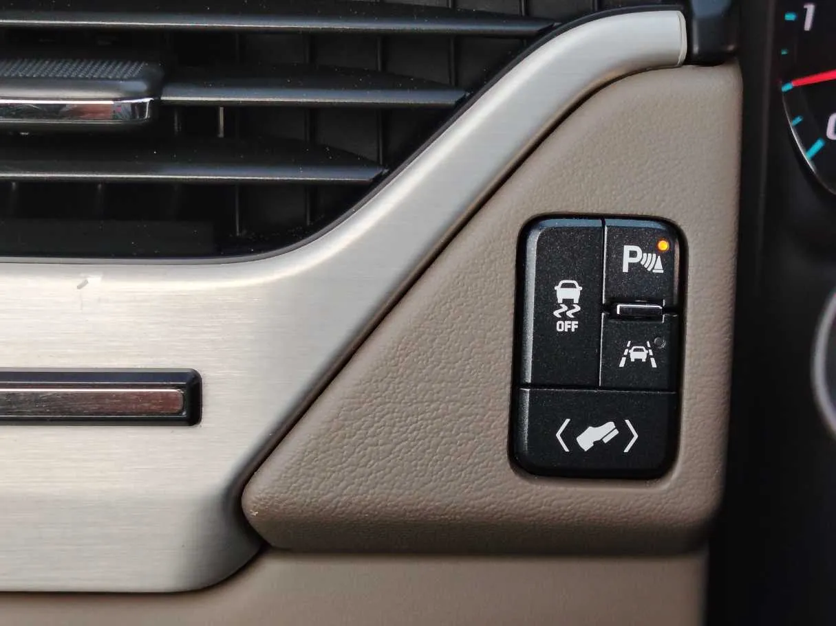 Car image 30