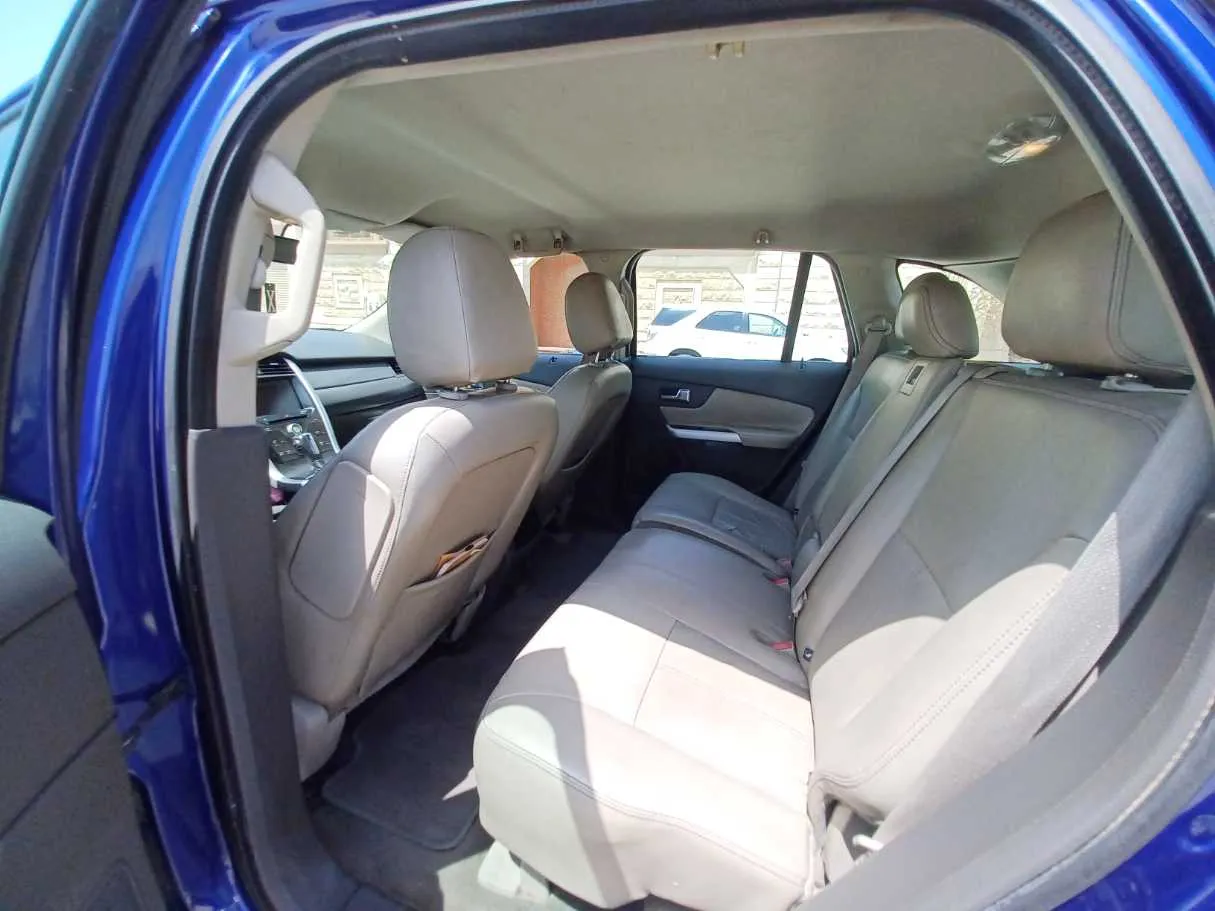 Car image 12