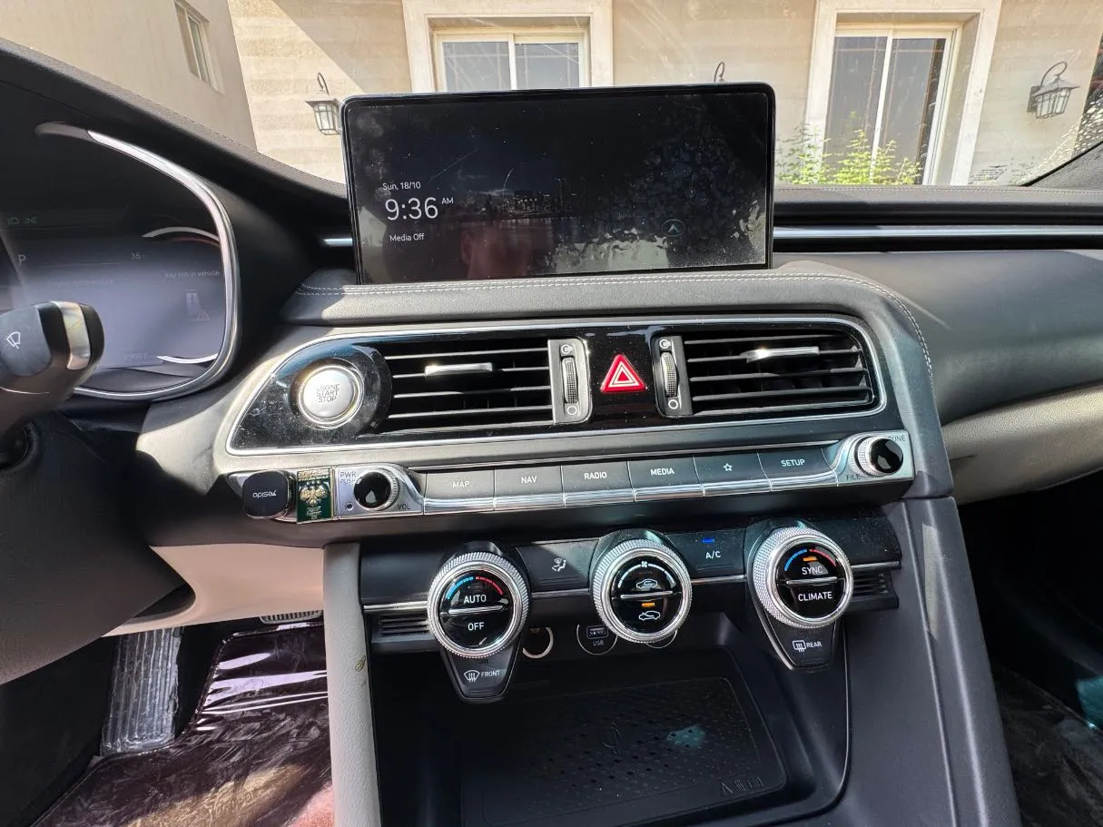 Car image 18
