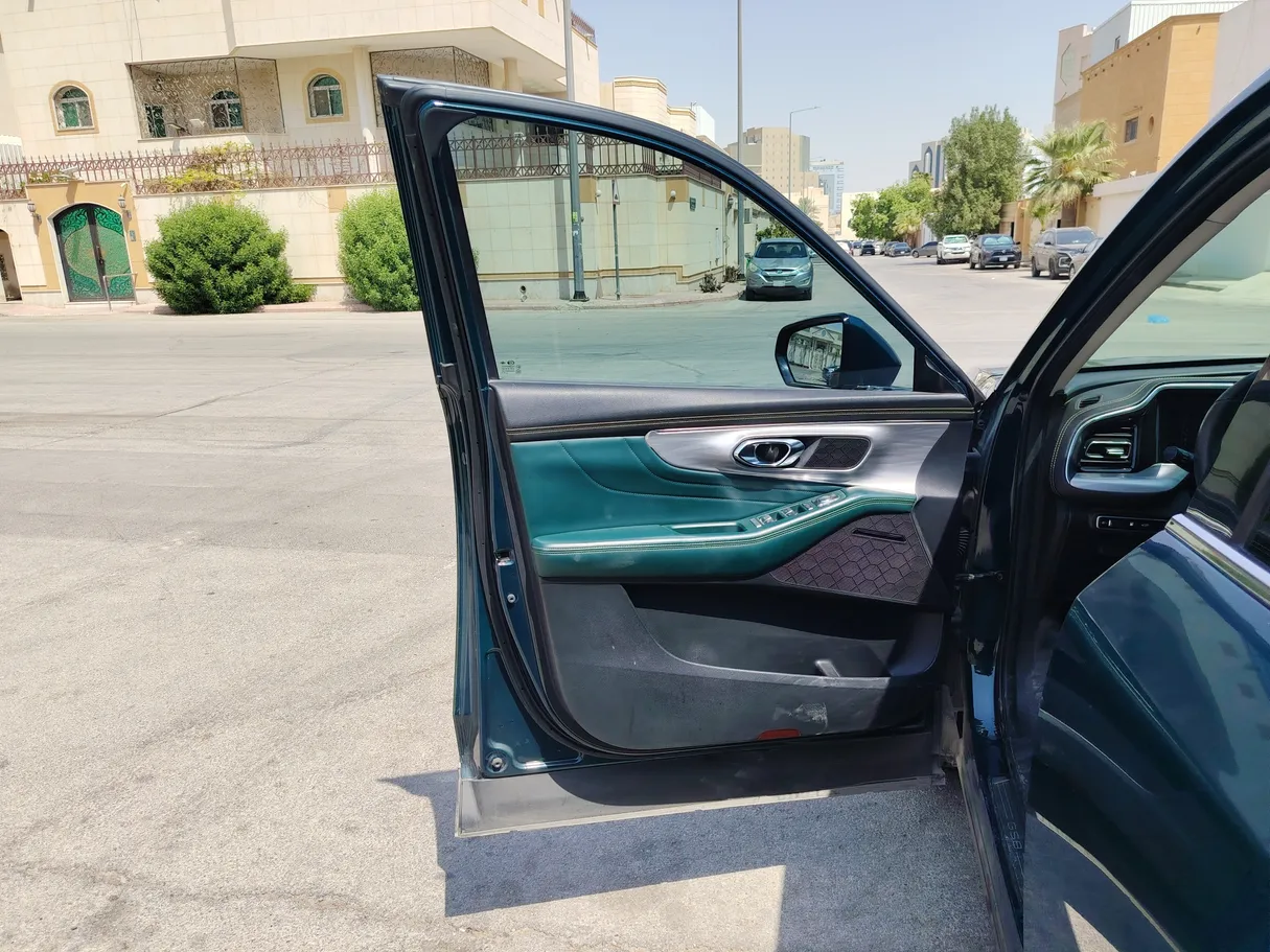 Car image 11