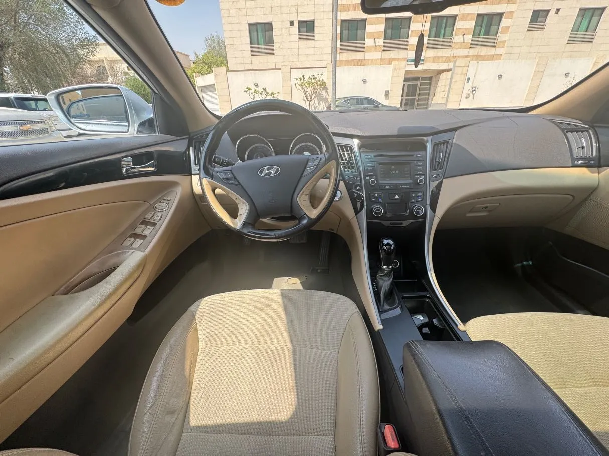 Car image 16