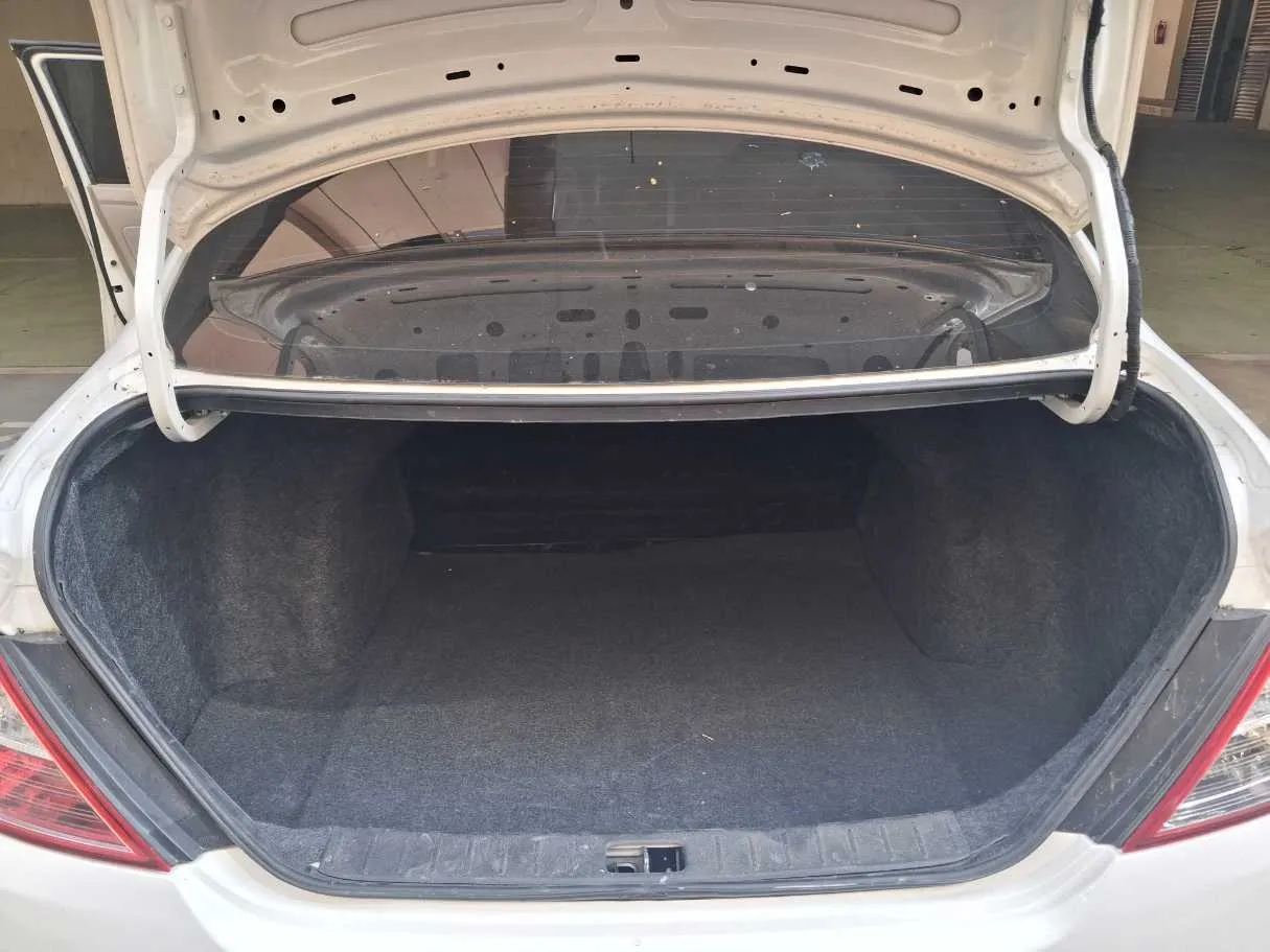 Car image 19