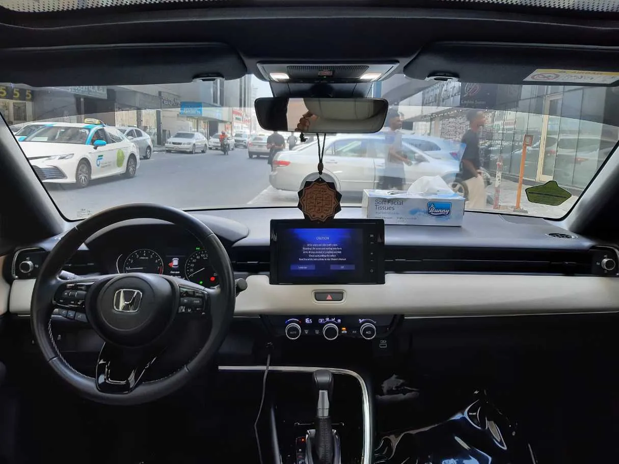Car image 14