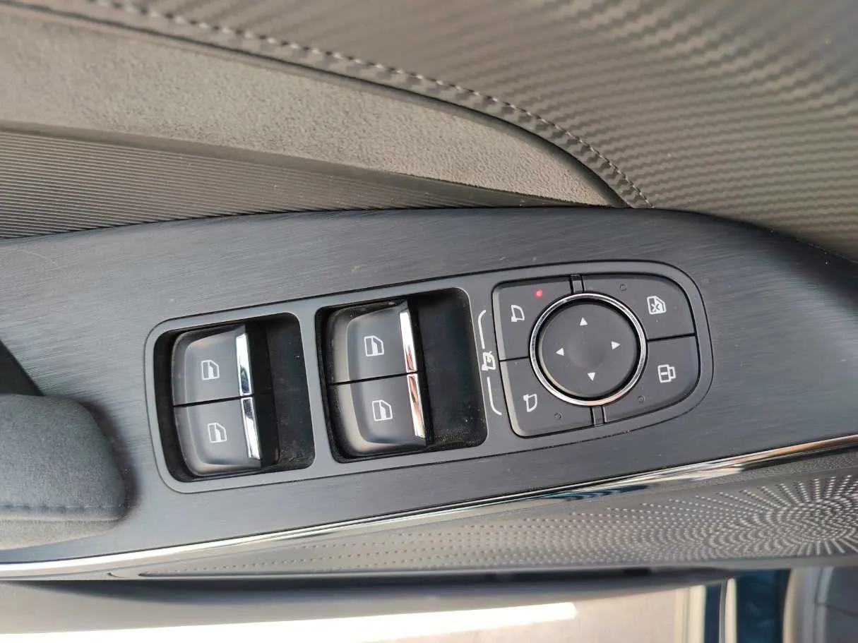 Car image 27