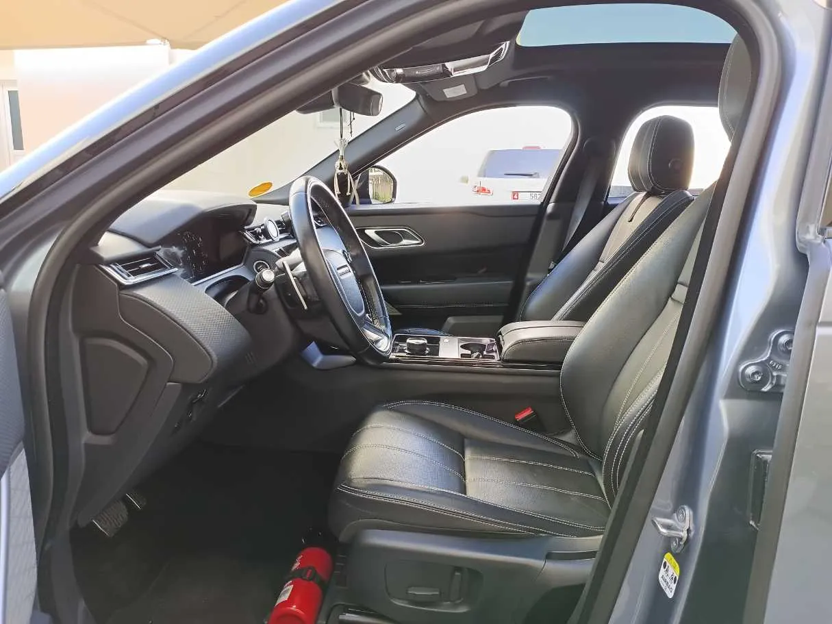 Car image 12