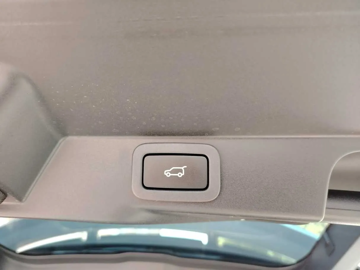 Car image 34