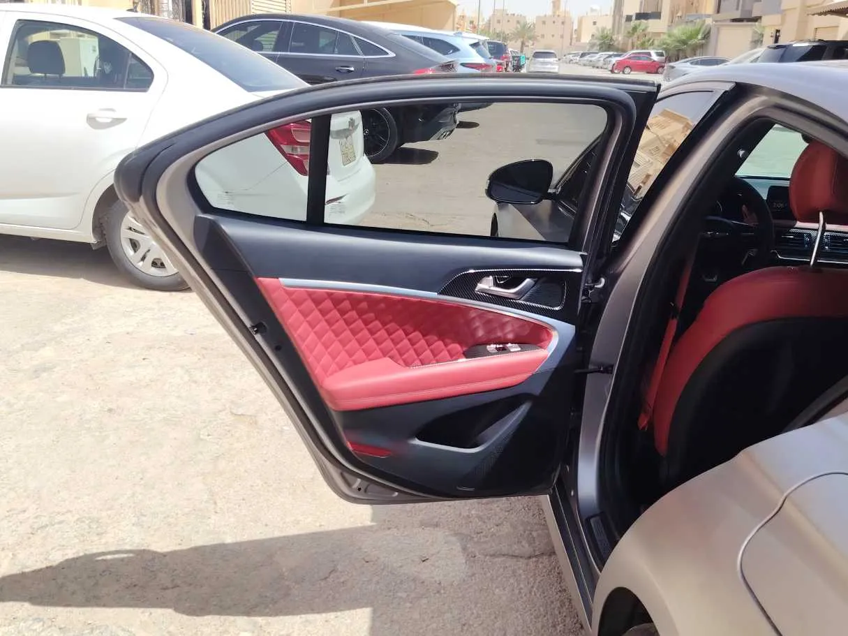 Car image 14
