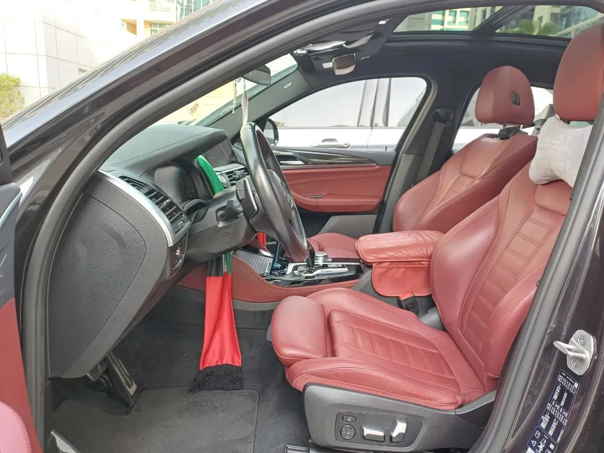 Car image 12