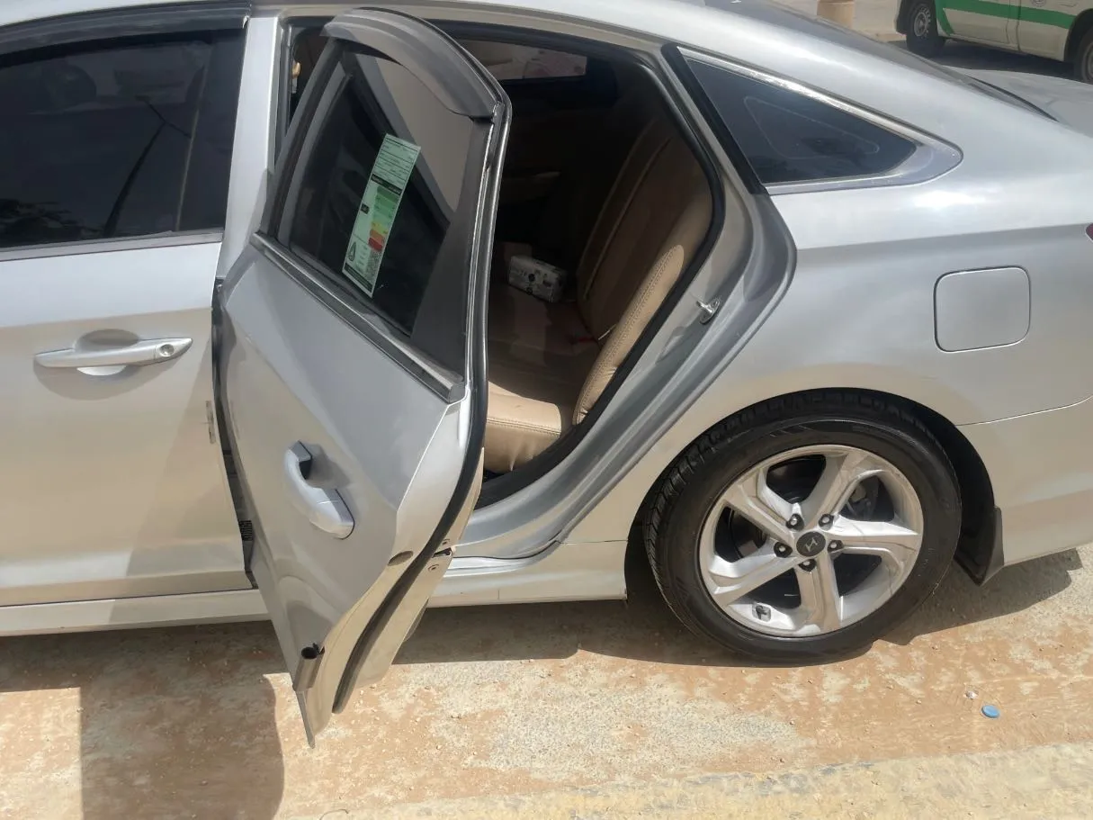 Car image 15