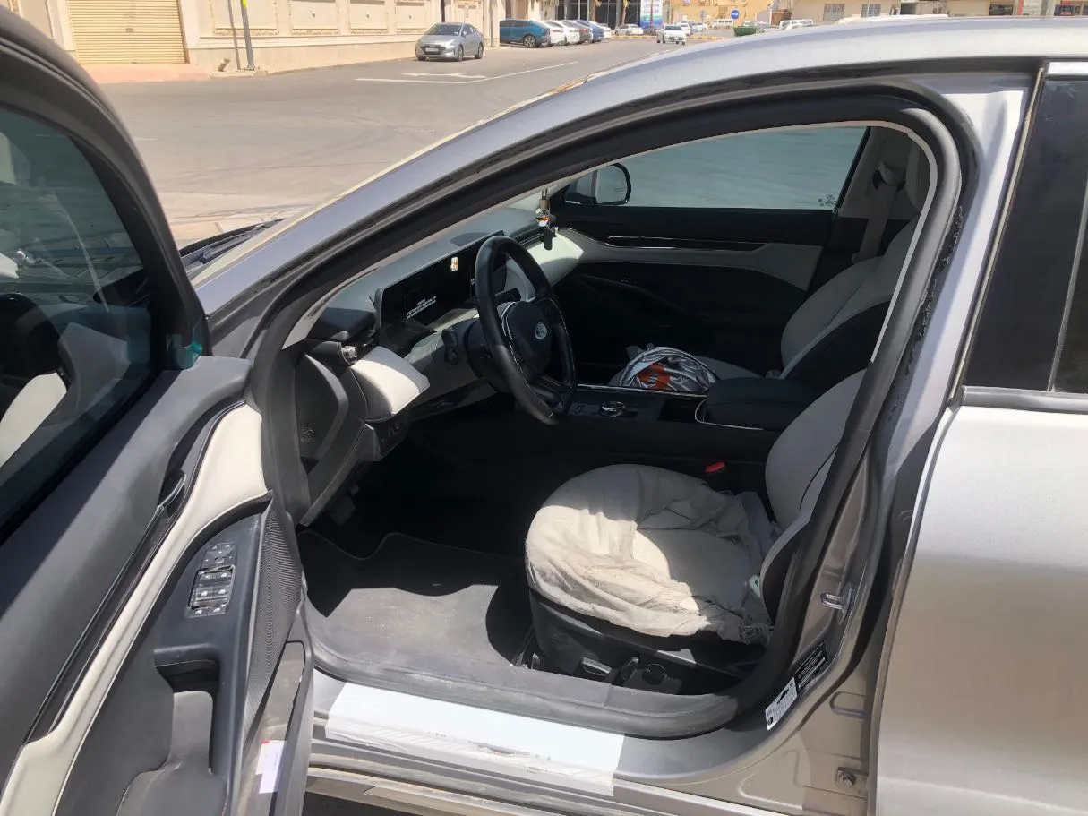 Car image 12
