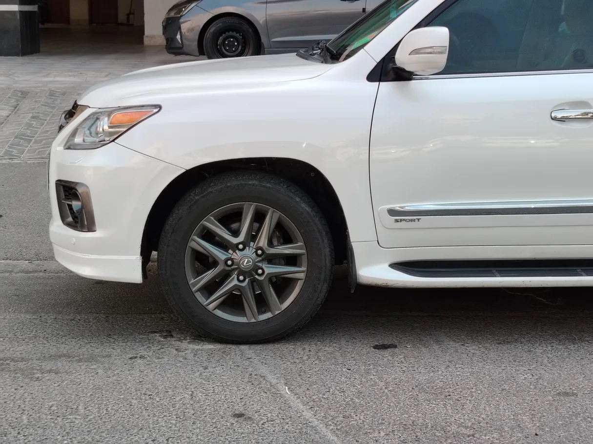 Car image 9