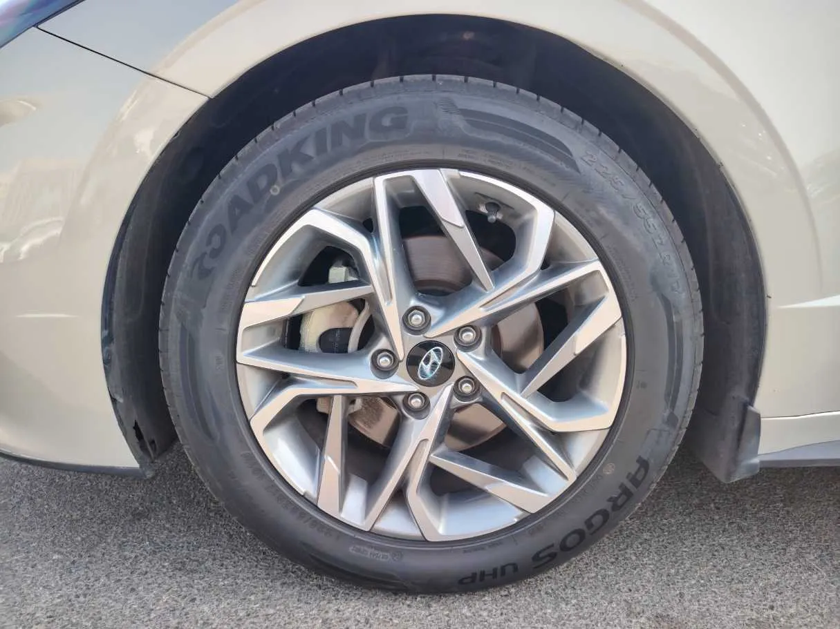 Car image 9